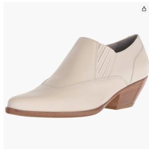 Vince Eagen Ankle Boot Size 8 vintage white